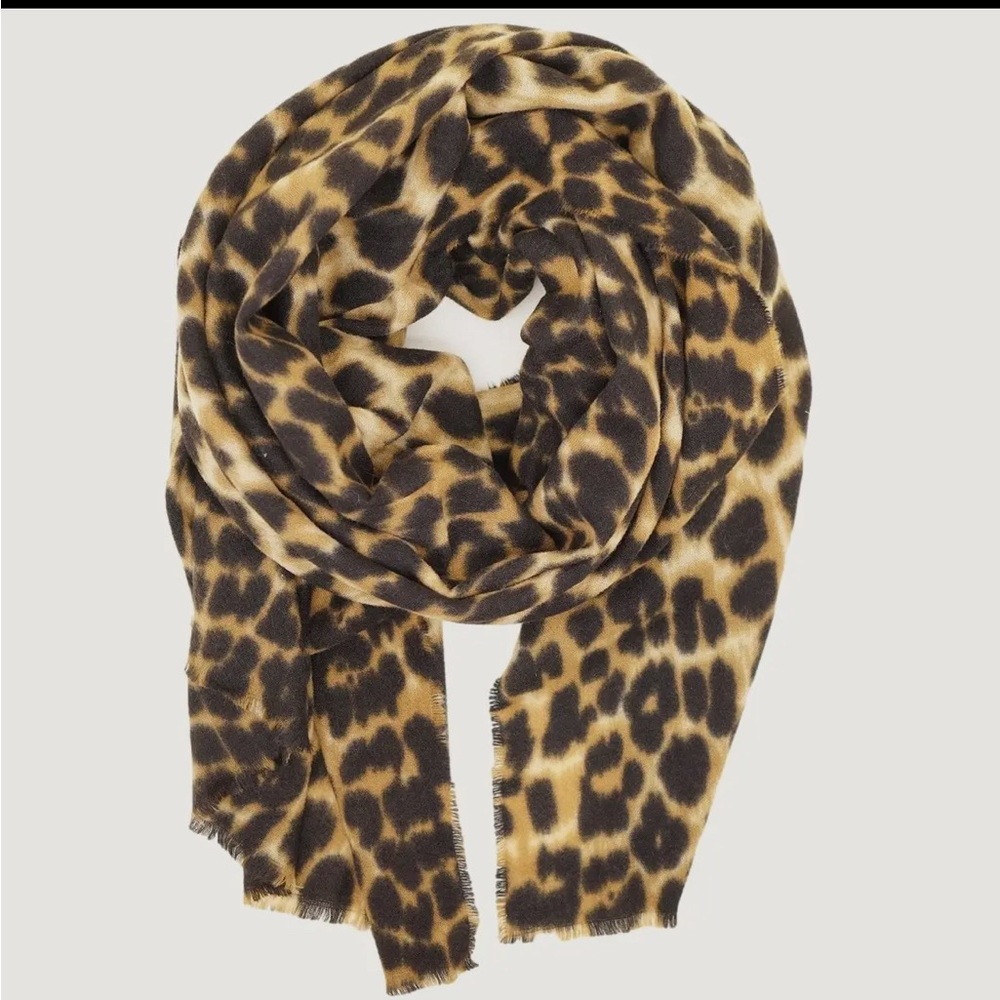🍀New leopard print scarf.